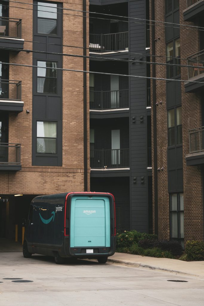 Ein paar Koffer, die vor einem Gebäude stehen